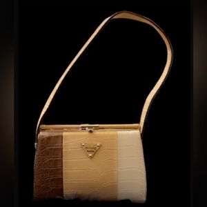 #BrownTanWhiteSnakeskinGator #GuessPurse #WithHandle 👜🛍️